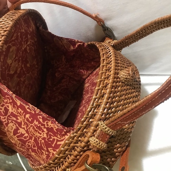 Round Bamboo Hand made straw Leathet Strap Handbag NWOT 8W x7.5 H 3D - Picture 3 of 3